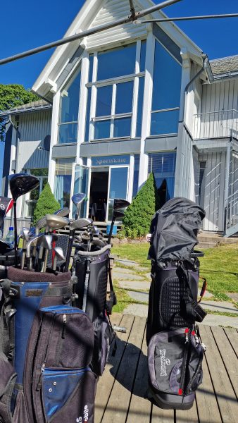 Prøve golf. Innsatte i Oslo fengsel får prøve golf på rangen. Oppegård Golfklubb i samarbeid med Ett slag av gangen.