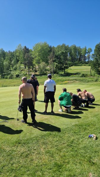 En pause fra fengselet. Golfdag med innsatte i Oslo fengsel. Puttinginstruksjon.
