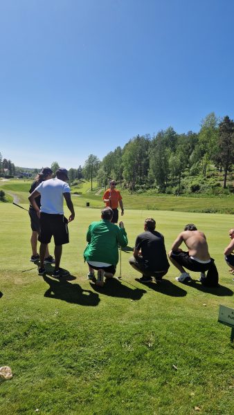 Golfdag med innsatte i Oslo fengsel. Puttinginstruksjon.