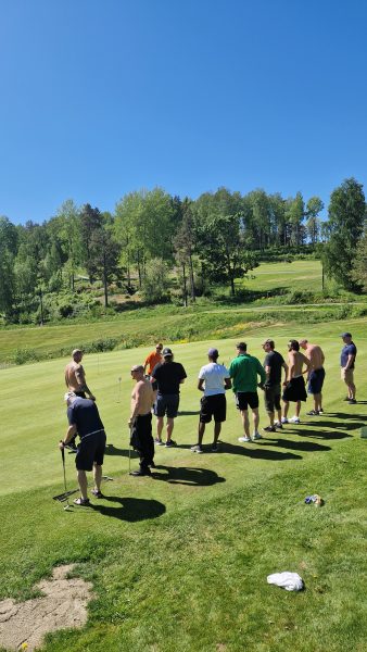 En pause fra fengselet. Golfdag med innsatte i Oslo fengsel. Puttinginstruksjon.