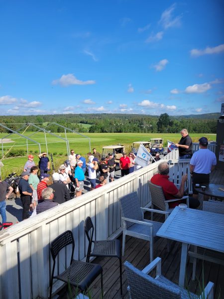 Litt informasjon gis til deltagere før turnering i golf på Romerike Golfklubb.