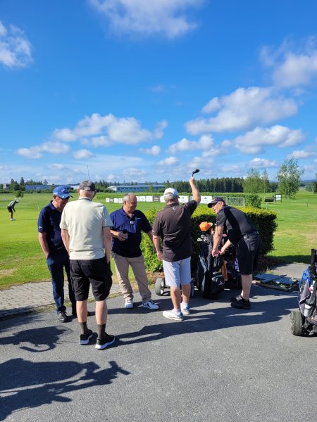 Deltagere gjør seg klar for spill på Romerike Golfklubb. Regionsturnering i regi av Ett slag av gangen.