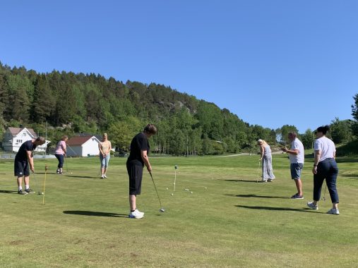 Kristiansund og Omegn Golfklubb. Stadig gode øyeblikk i Ett slag av gangen.