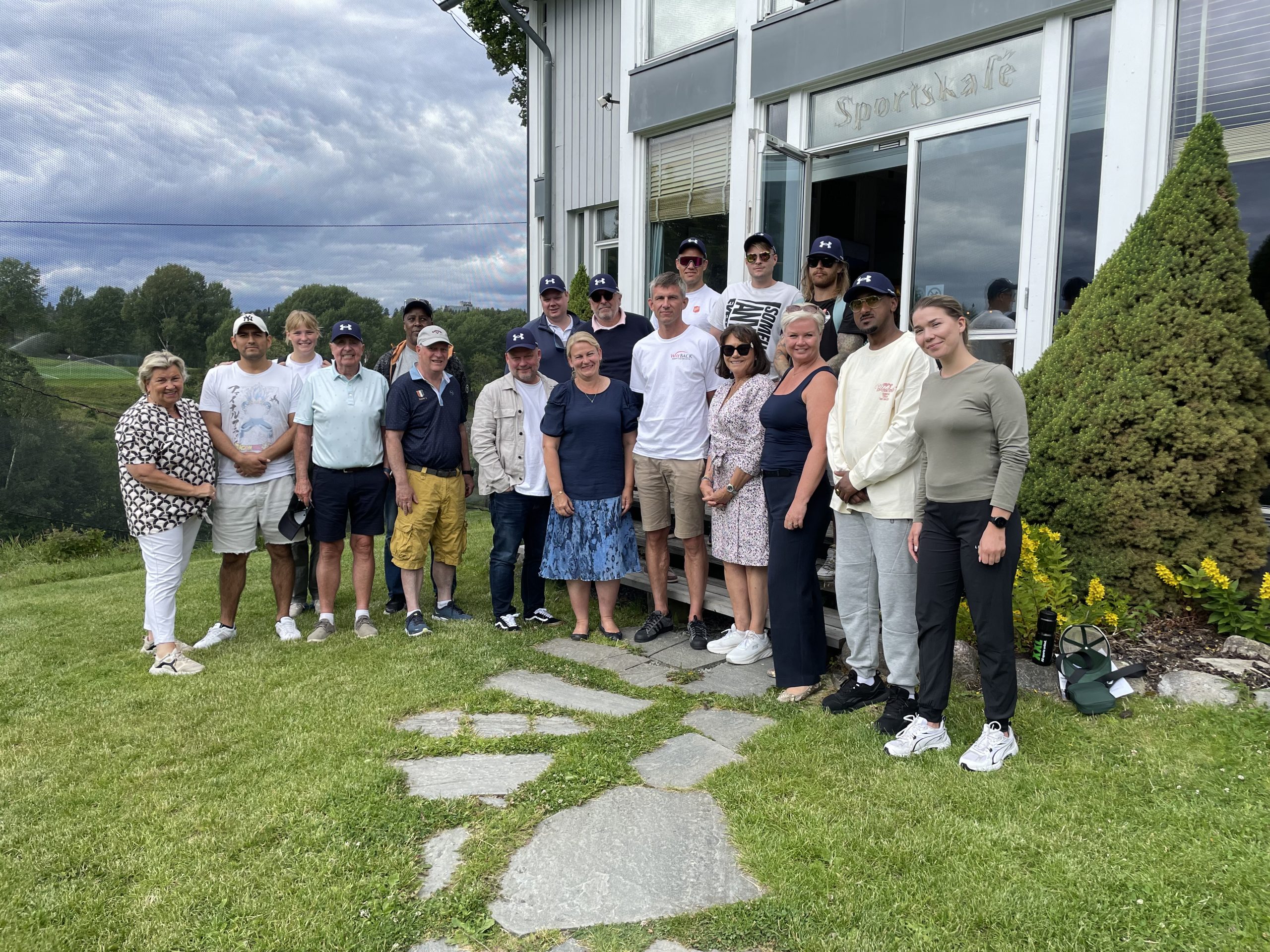 Samling på Oppegård Golfklubb. Deltagere fra Stifinneren, Ullevaal avd. Voksen, Wayback, Frelsesarmeen, Kriminalomsorgen/Friomsorgen, klubbens representanter og Ett slag av gangen.