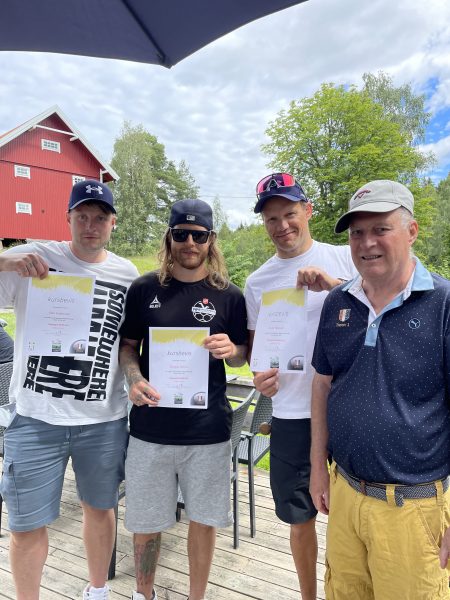 Golf og dialog: Ett slag av gangen Tom Erik Olsen som delte ut diplomer til flott kandidater fra Frelsesarmeen som hadde tatt Veien til golf og er med det klare til å spille mer golf.