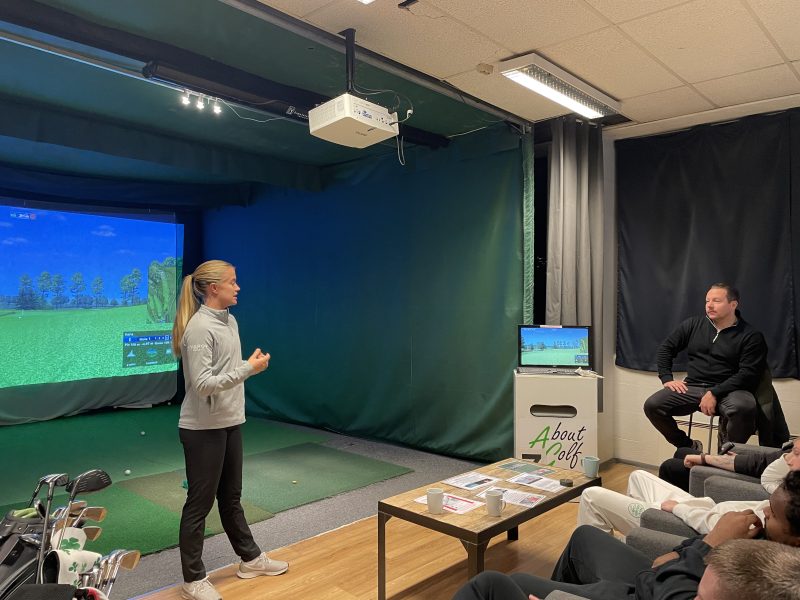 Ett slag av gangen gruppe i aktivitet på Custom Golf. Michelle Forsland deltok og informerte.