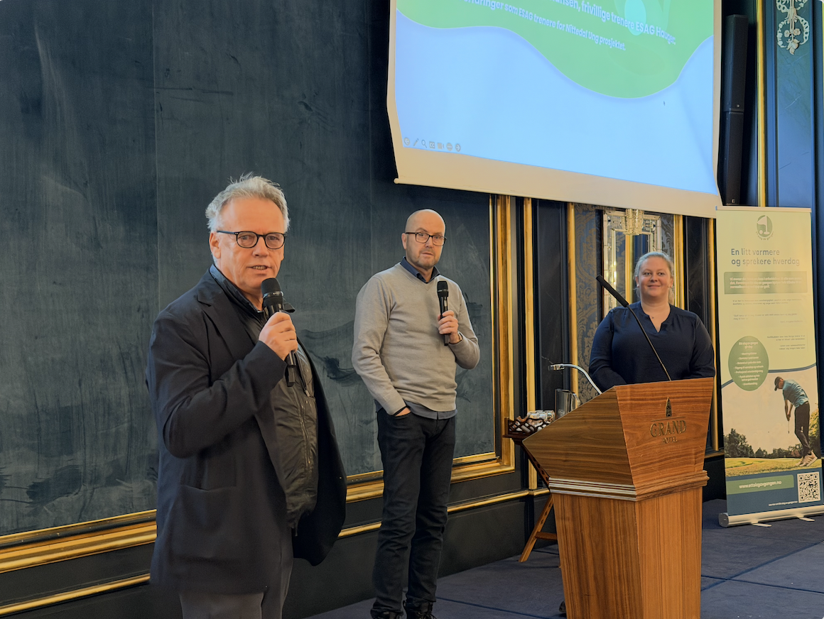 Bildet viser Maria Fuglerud Spansvoll fra Nittedal kommune sammen med trenerne Espen og Arve fra Hauger Golfklubb. Her fortalte de om prosjektet under en samling i regi av Ett slag av gangen.